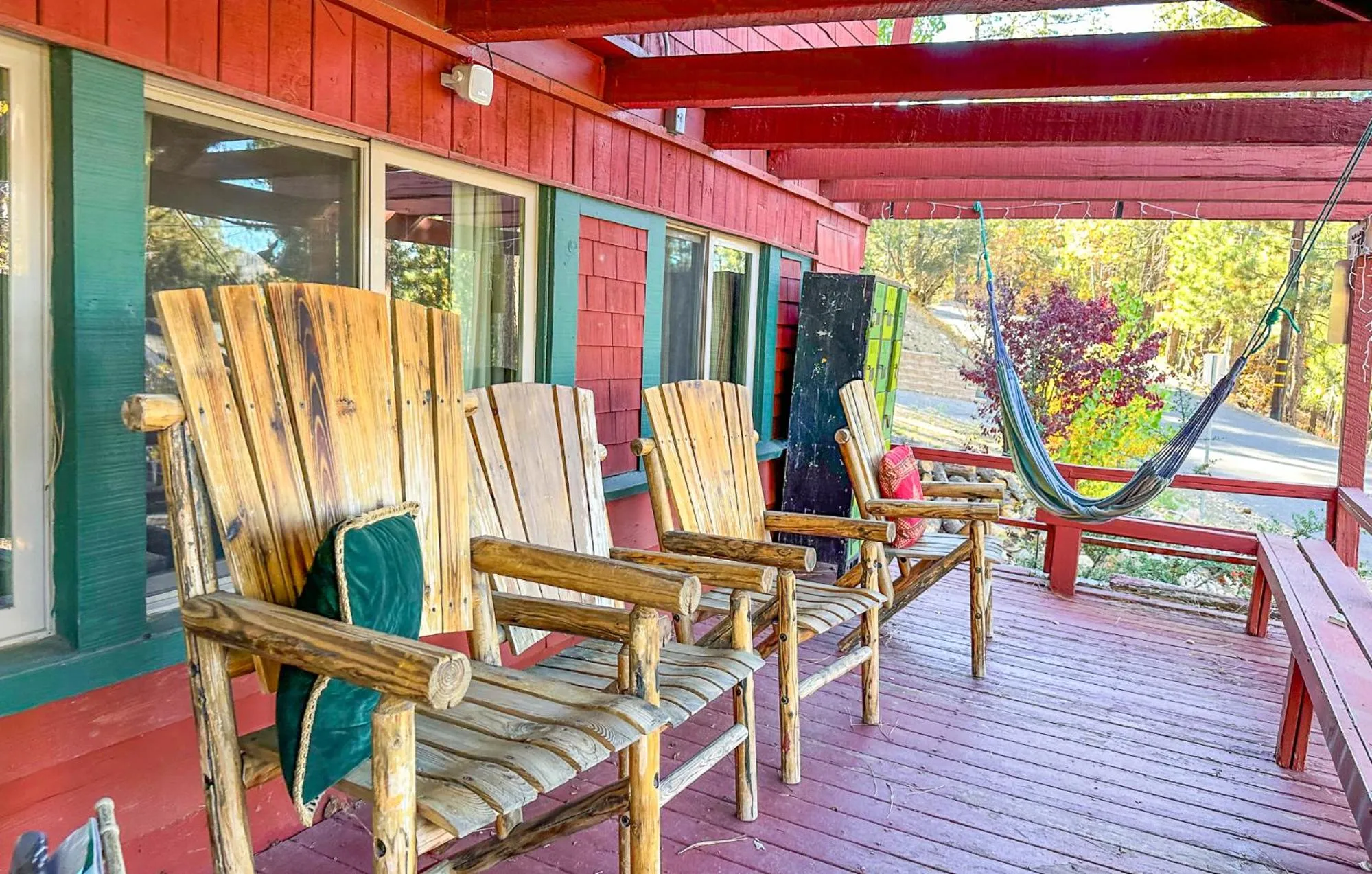 Patio in ITH Big Bear Lake Hostel & Lodge