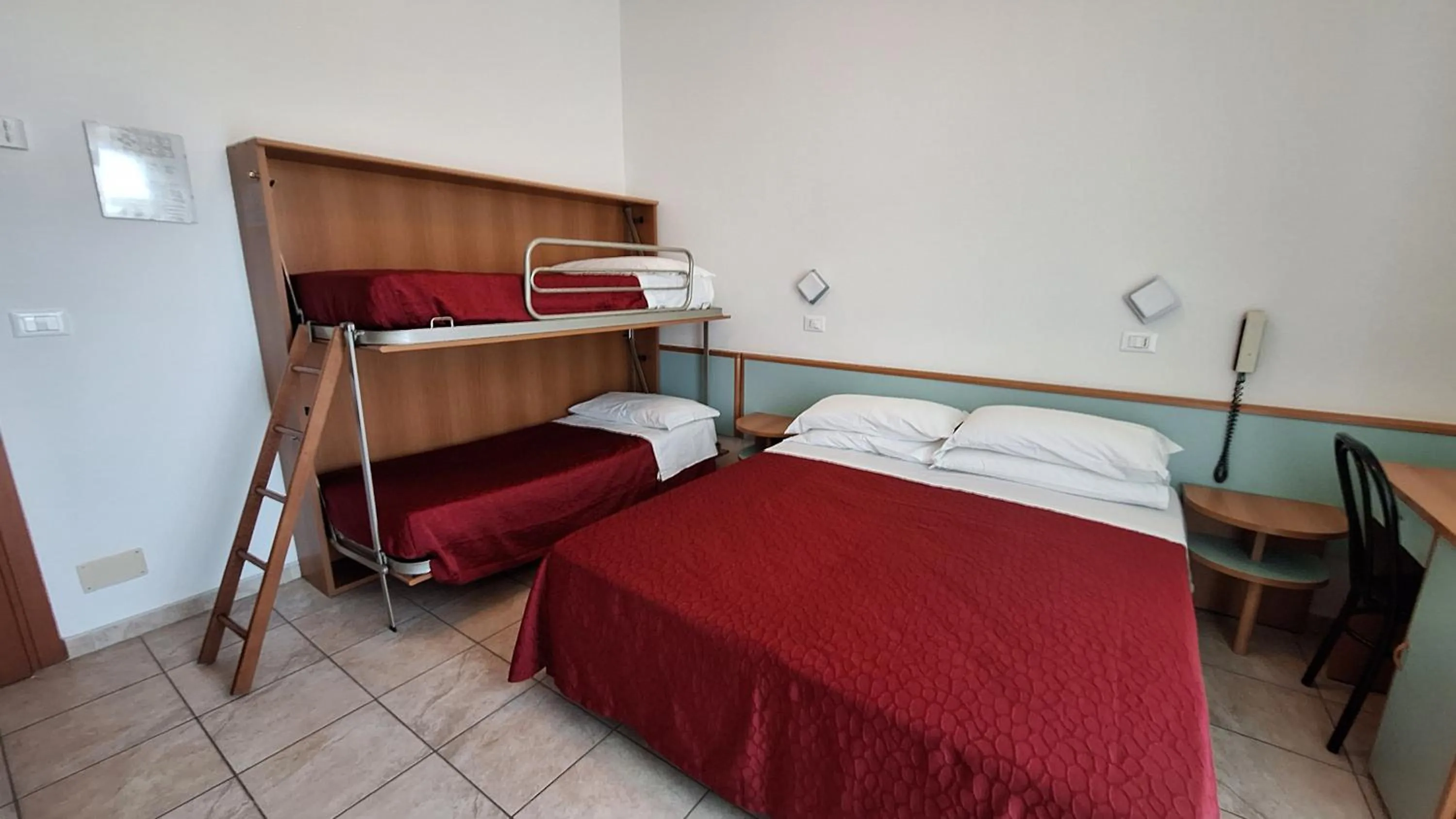 bunk bed, Bed in Hotel Massimo