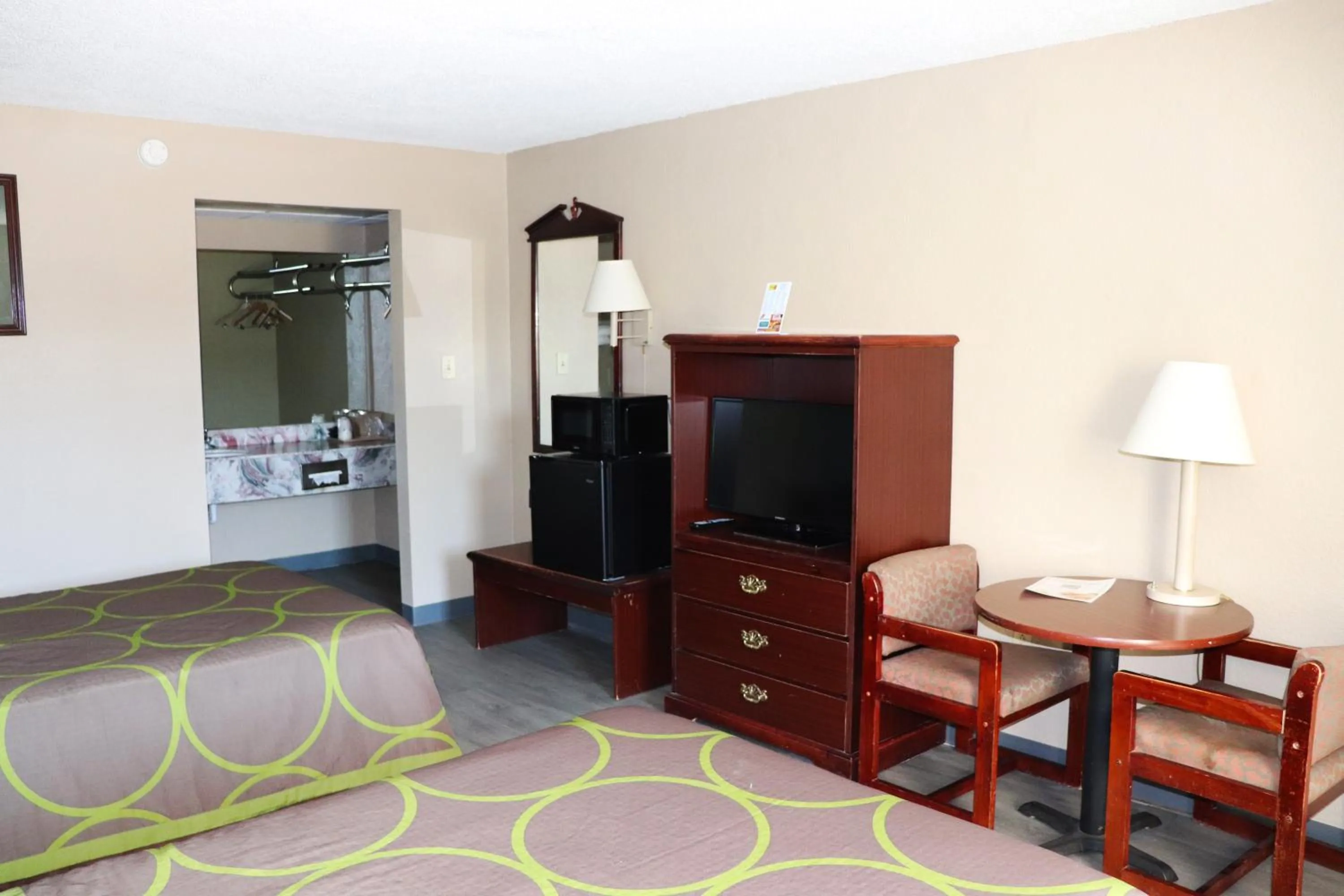 Photo of the whole room, Bed in Super 8 by Wyndham Clarksville East