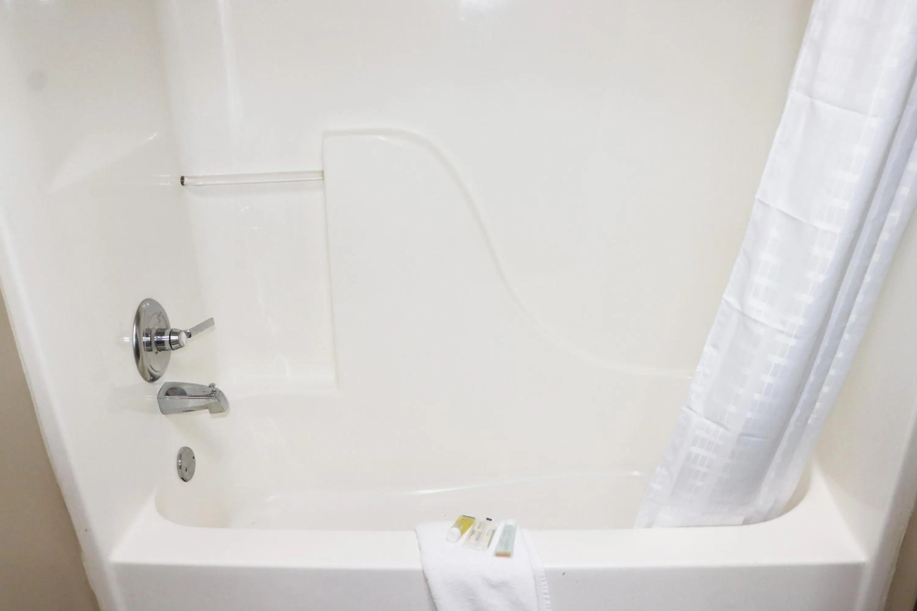 Bath in Super 8 by Wyndham Clarksville East