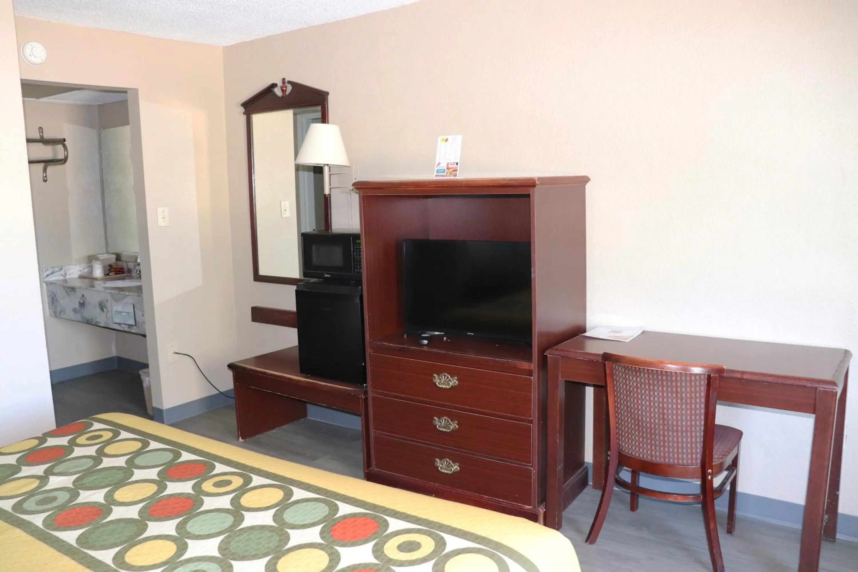 TV and multimedia, Bed in Super 8 by Wyndham Clarksville East
