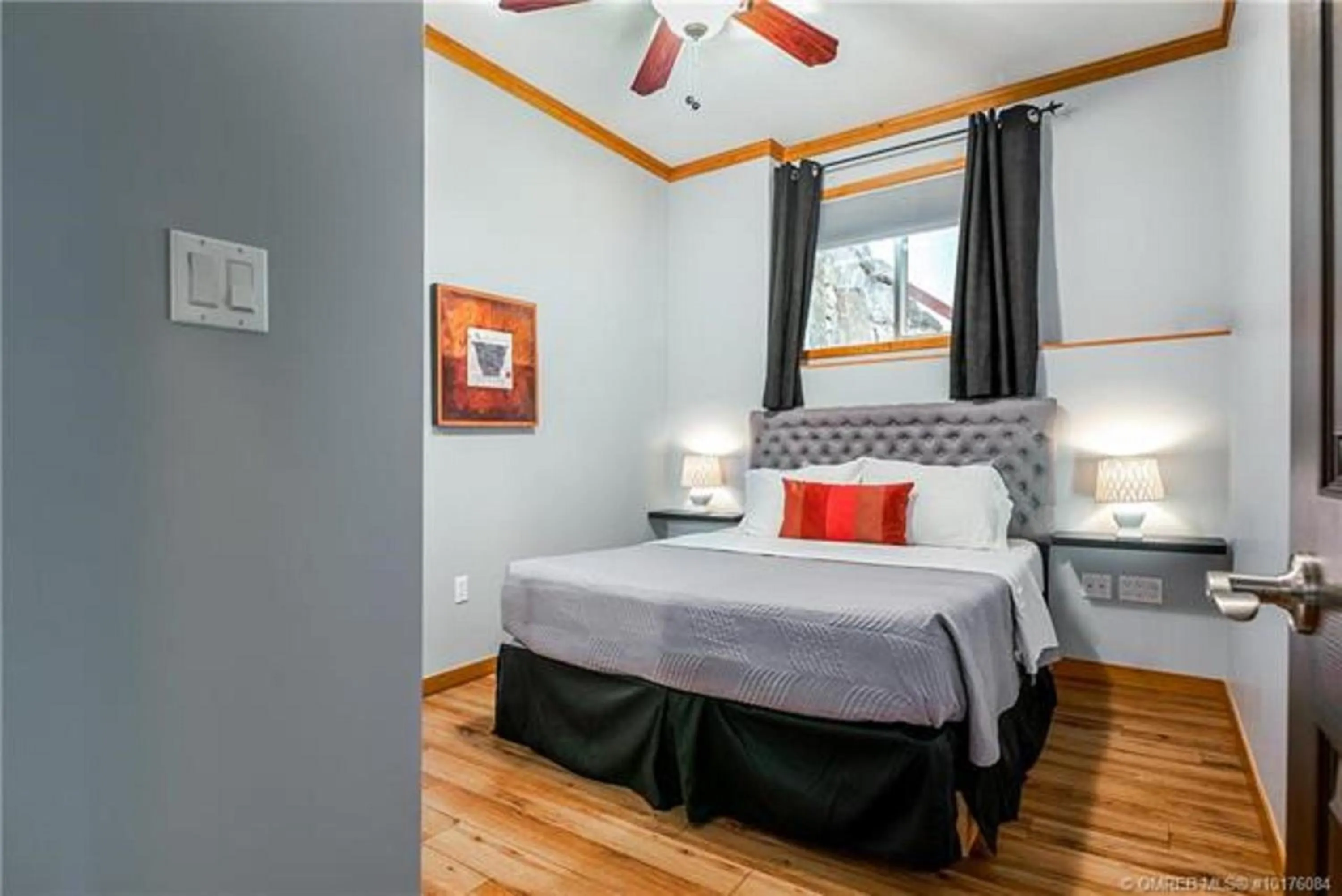 Bedroom in A Okanagan Lakeview Inn