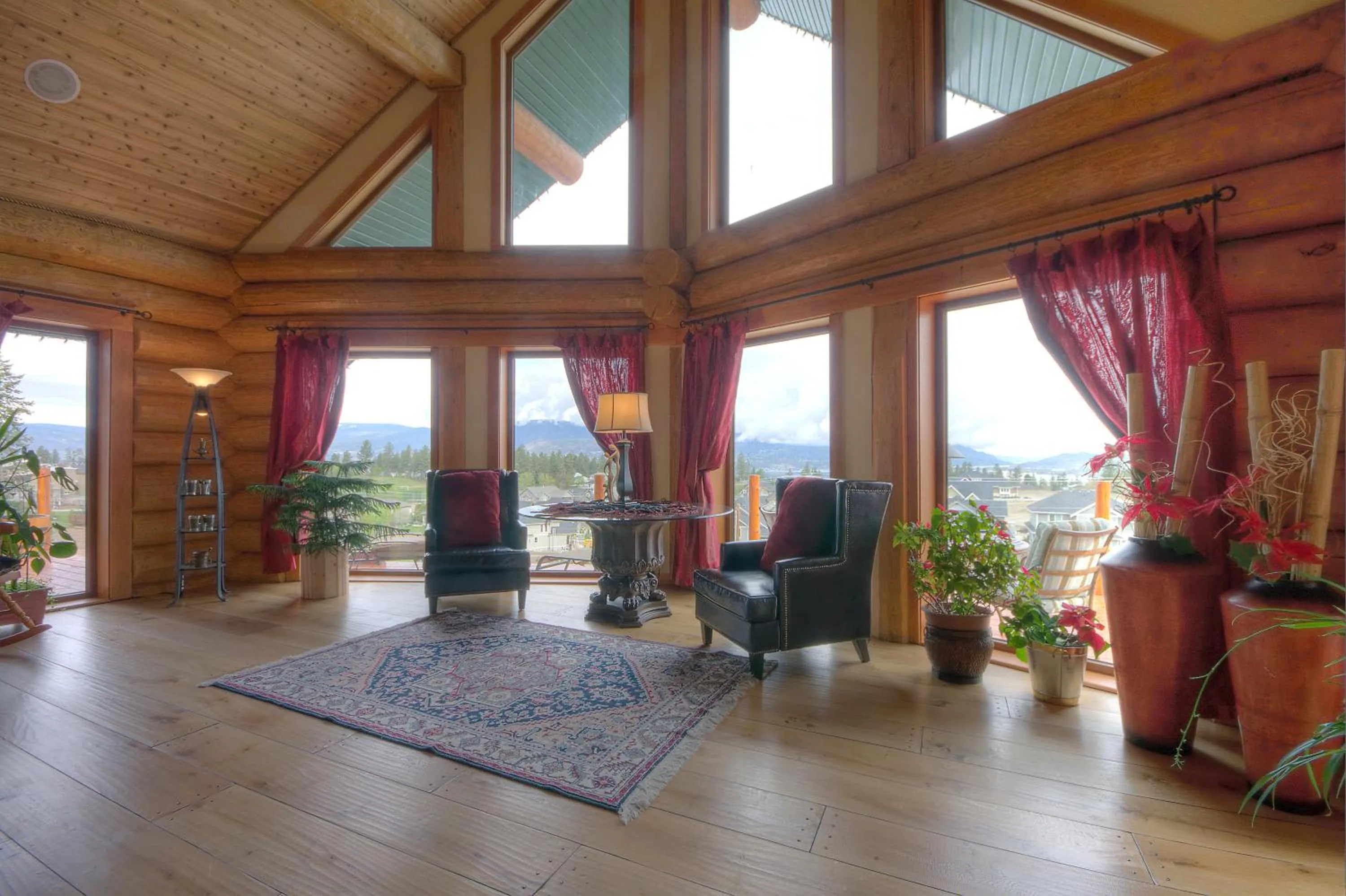 Communal lounge/ TV room in A Okanagan Lakeview Inn