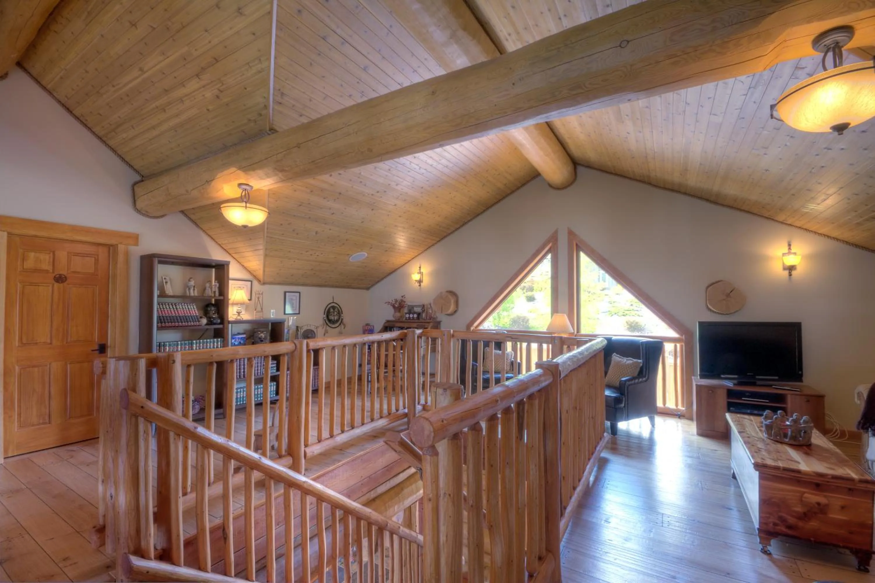 Communal lounge/ TV room in A Okanagan Lakeview Inn