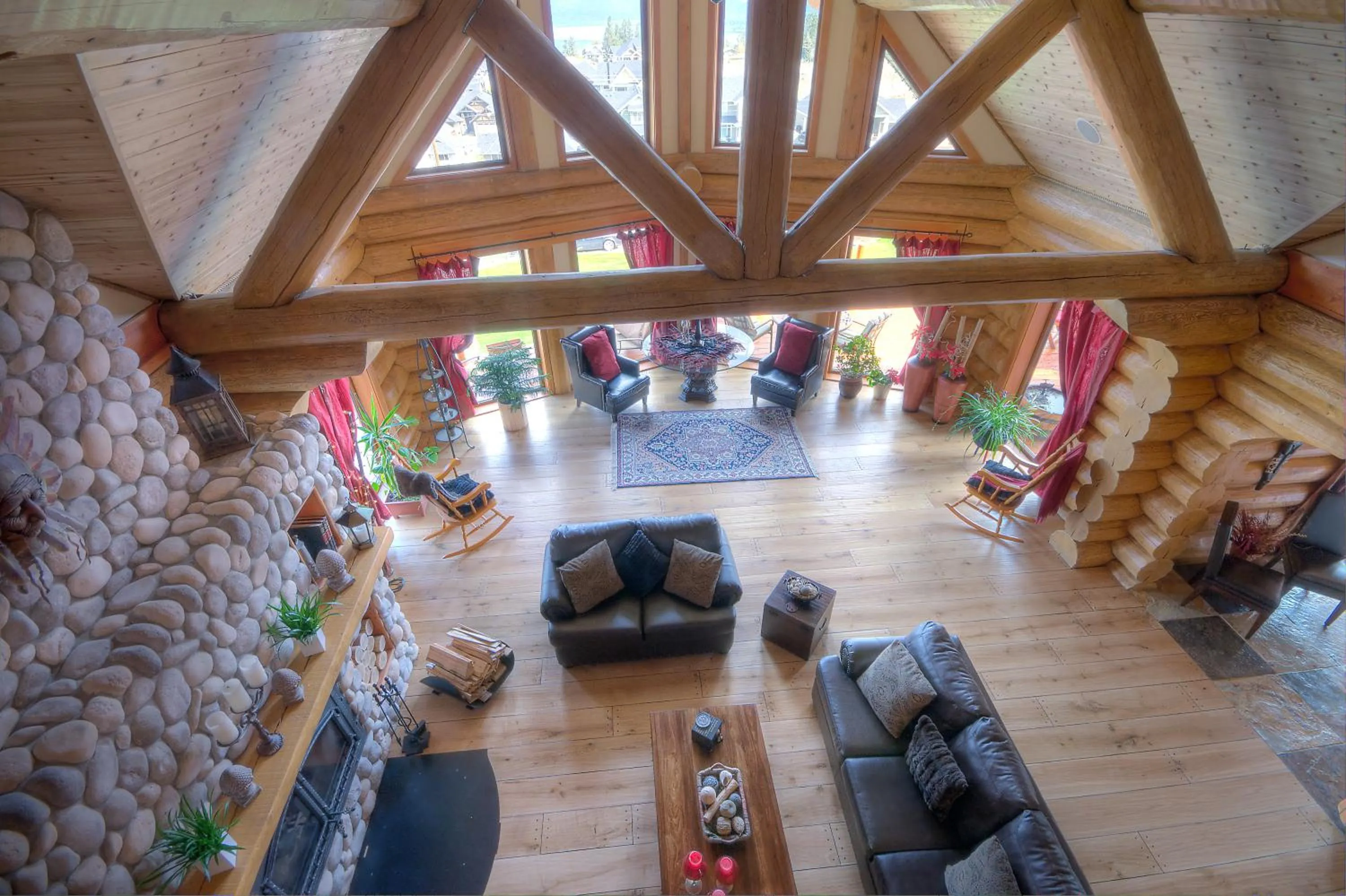 Communal lounge/ TV room in A Okanagan Lakeview Inn