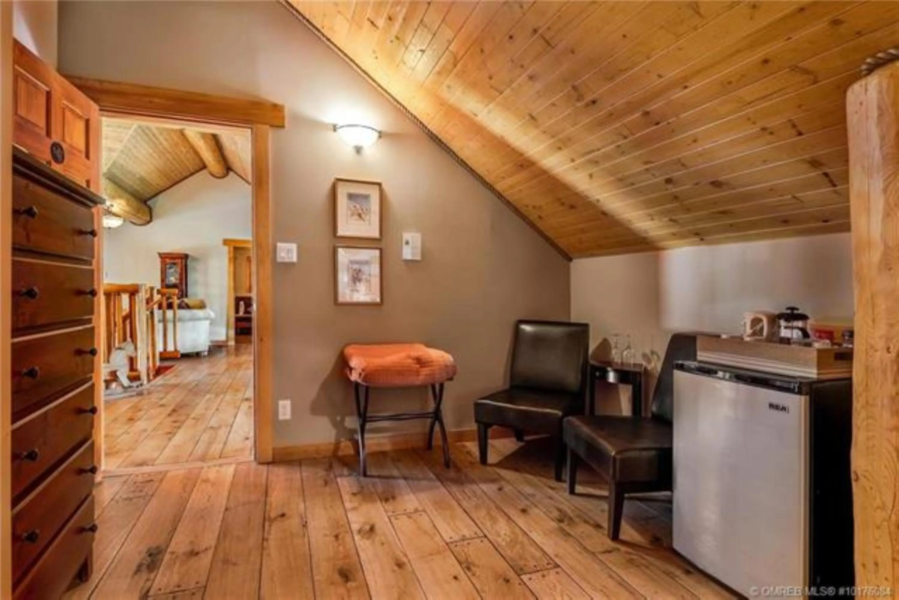 Food and drinks, Seating Area in A Okanagan Lakeview Inn