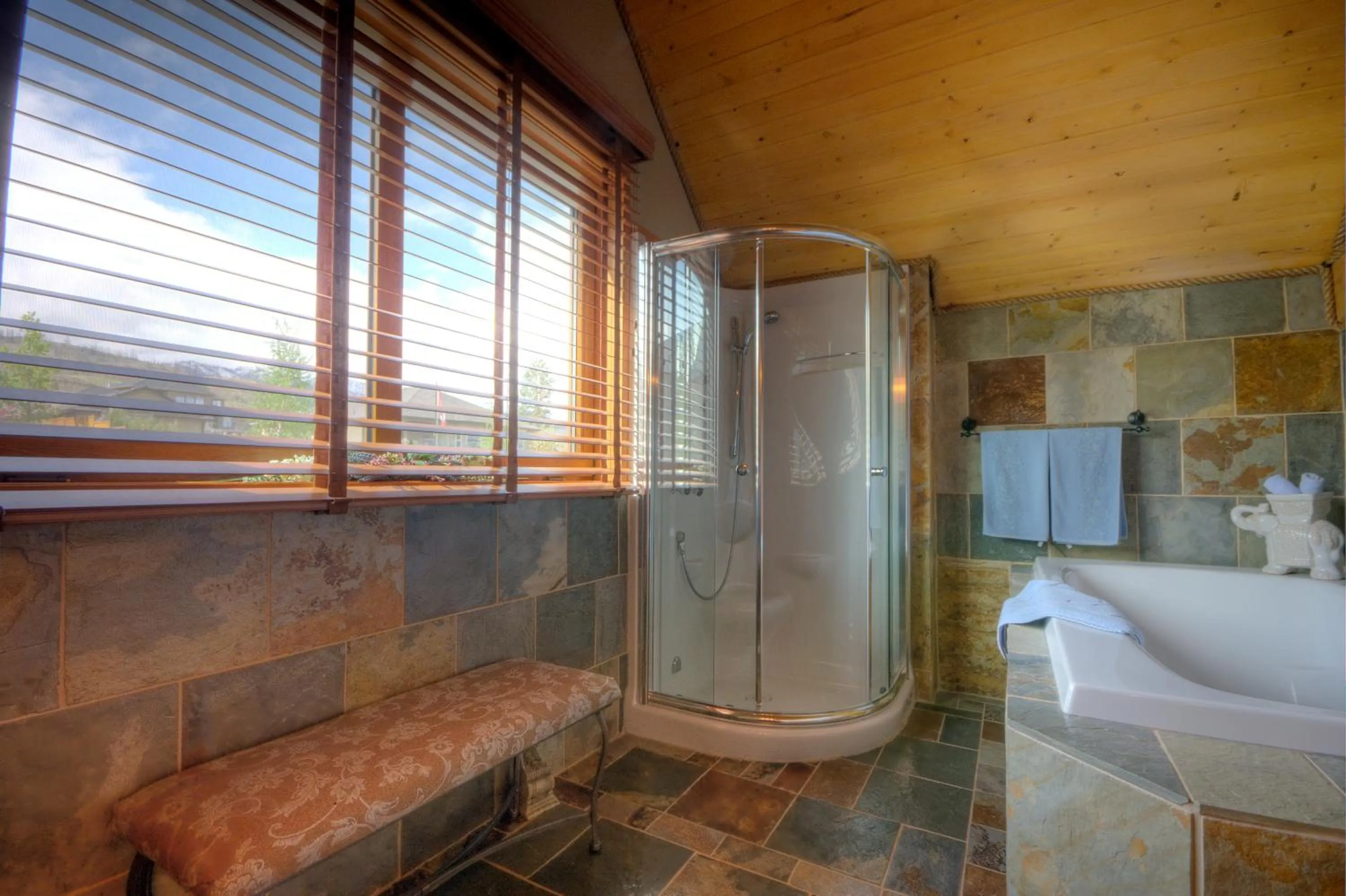 Bathroom in A Okanagan Lakeview Inn