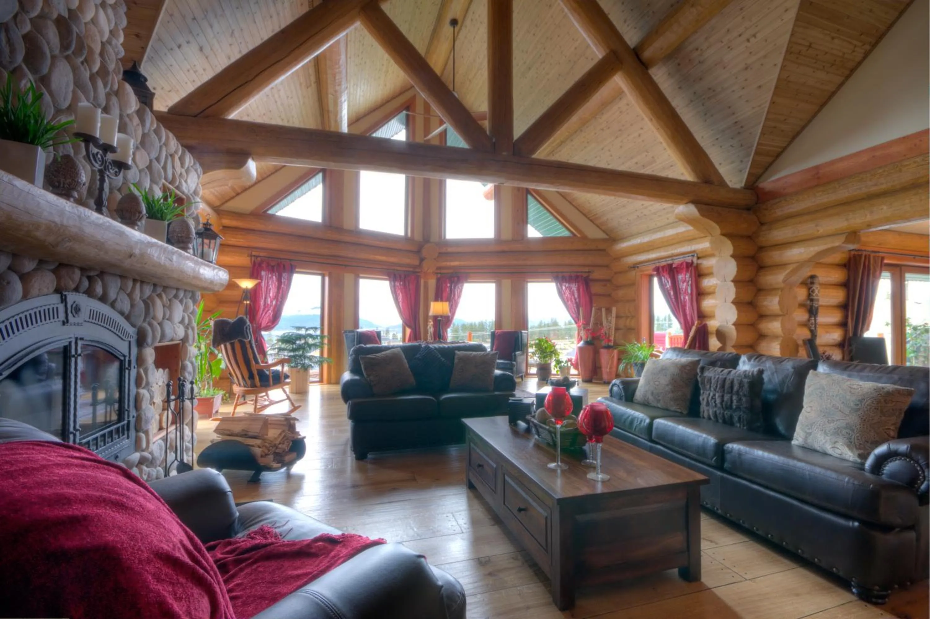 Communal lounge/ TV room, Seating Area in A Okanagan Lakeview Inn
