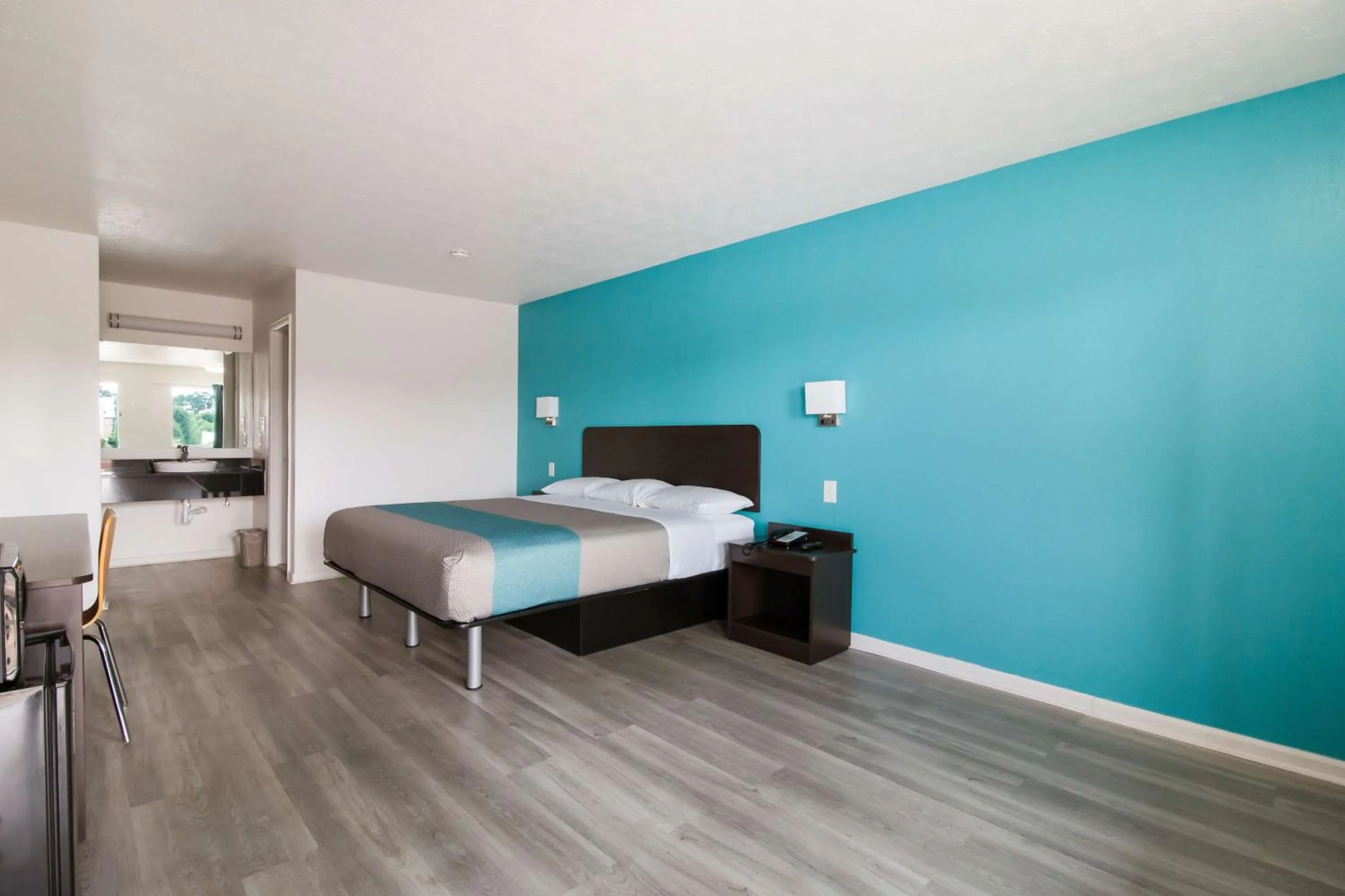 Photo of the whole room, Bed in Motel 6-Metropolis, IL