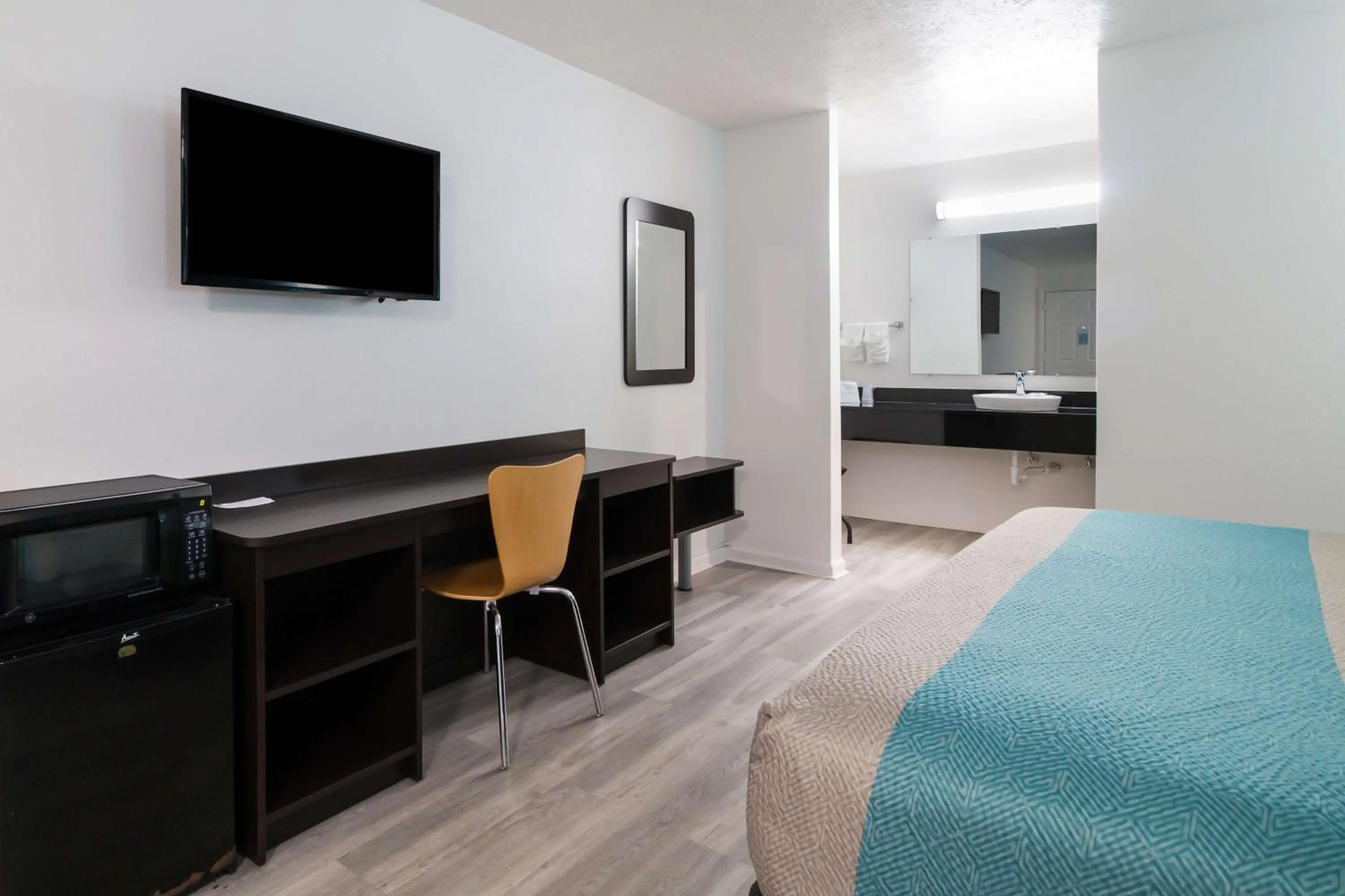 Photo of the whole room, Bed in Motel 6-Metropolis, IL