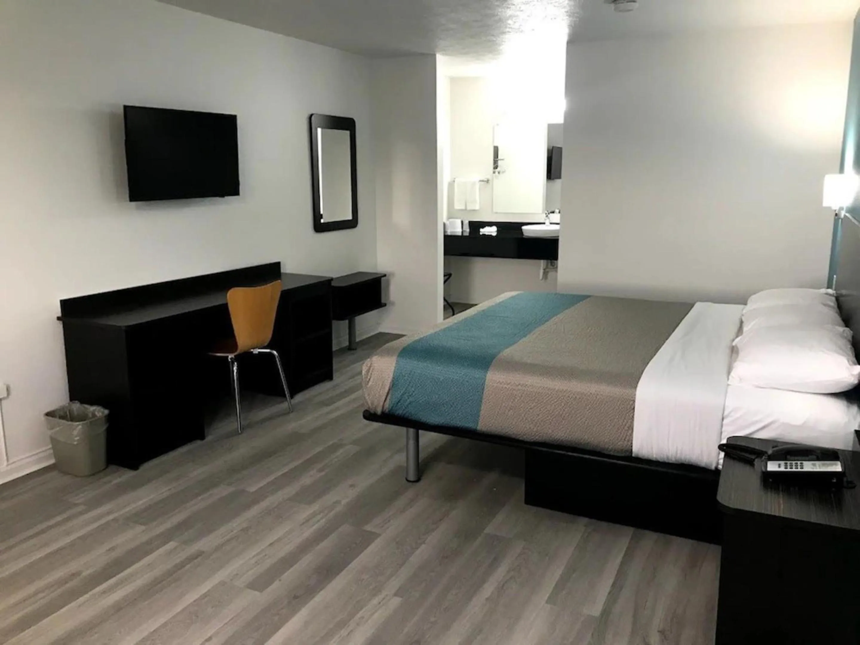 Bedroom, Bed in Motel 6-Metropolis, IL