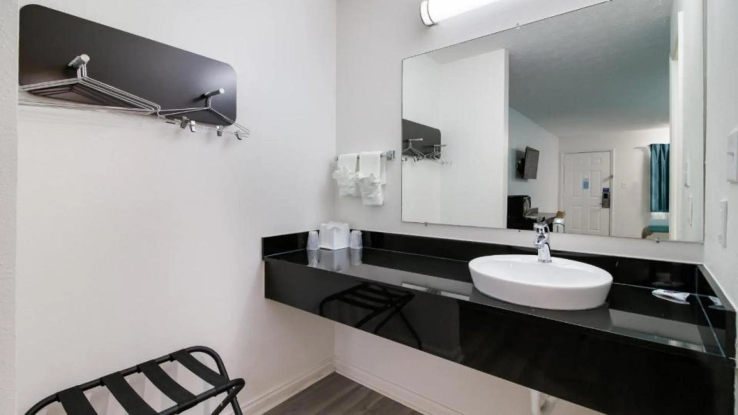 Bathroom in Motel 6-Metropolis, IL