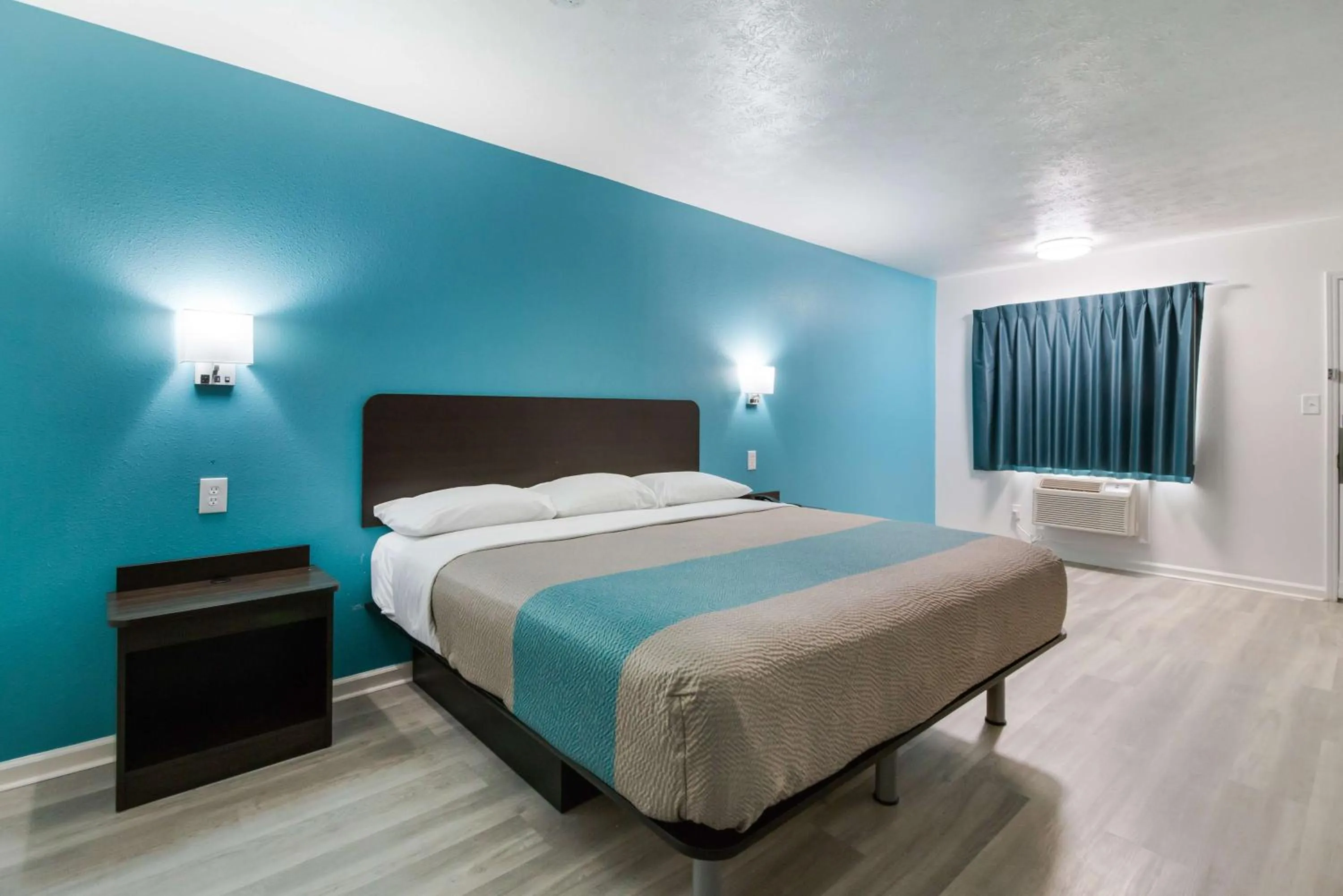 Photo of the whole room, Bed in Motel 6-Metropolis, IL