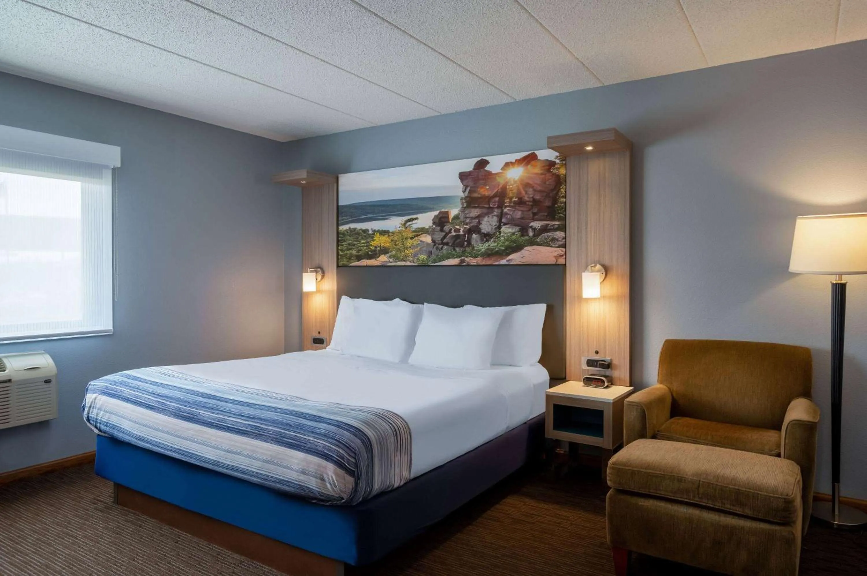 Photo of the whole room, Bed in AmericInn by Wyndham Eau Claire