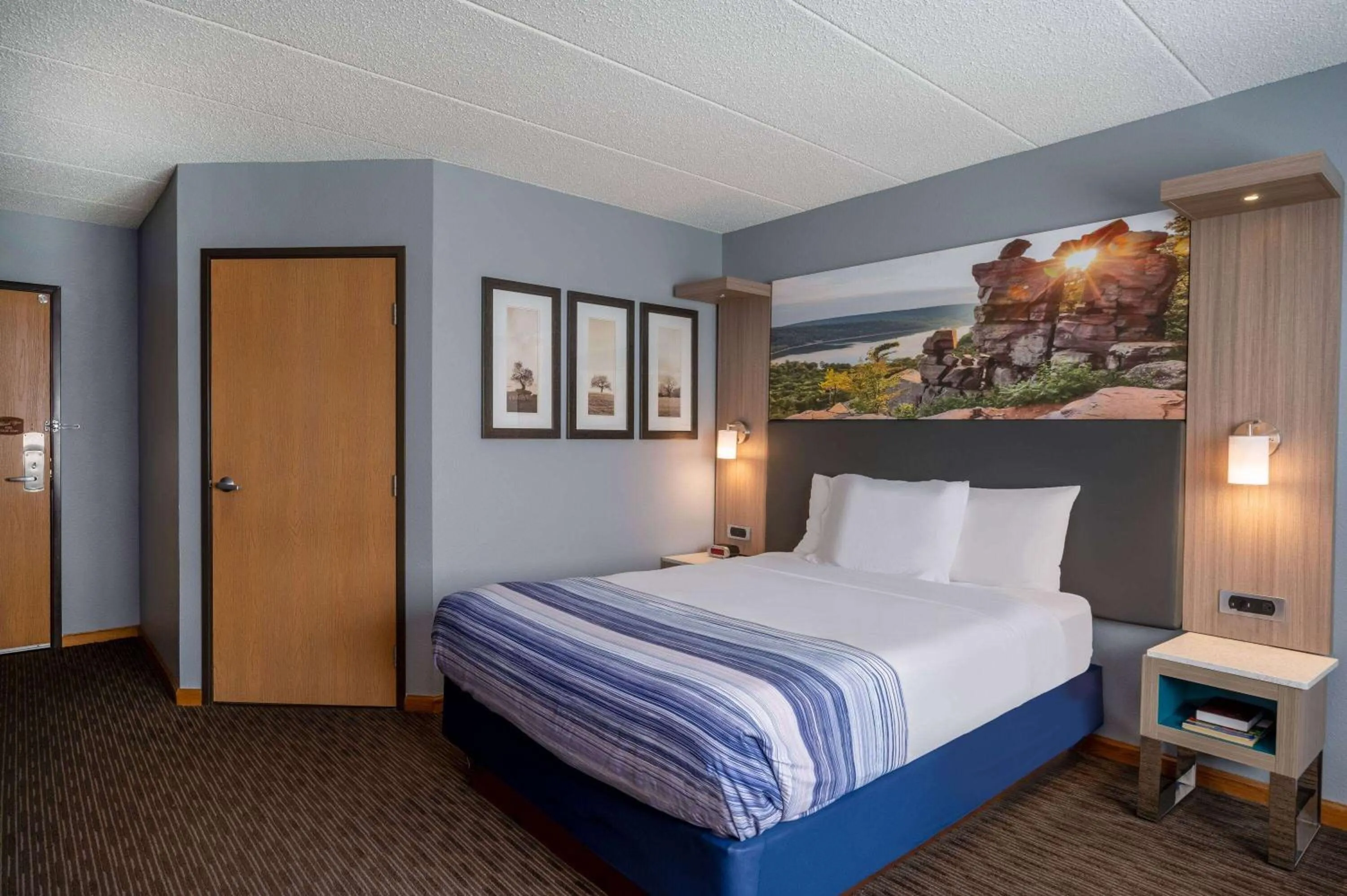 Photo of the whole room, Bed in AmericInn by Wyndham Eau Claire