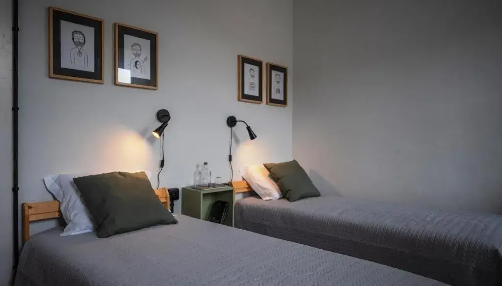 Twin Room - single occupancy in Inn Door 21 - Hostel & Suite Twin Room - single occupancy in Inn Door 21 - Hostel & Suite