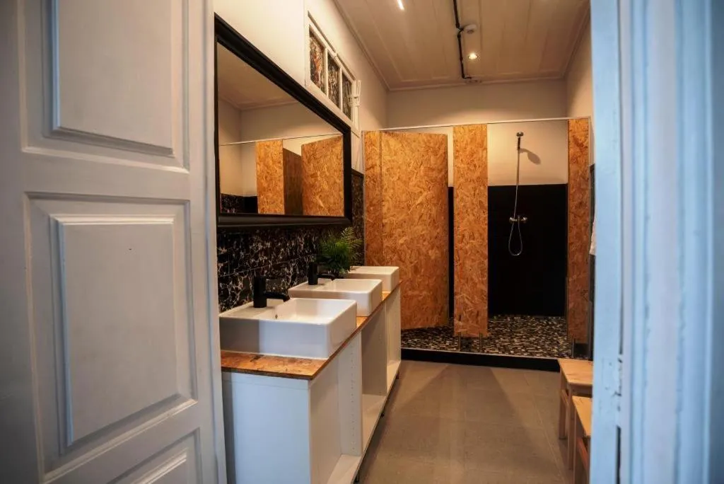 Shower in Inn Door 21 - Hostel & Suite