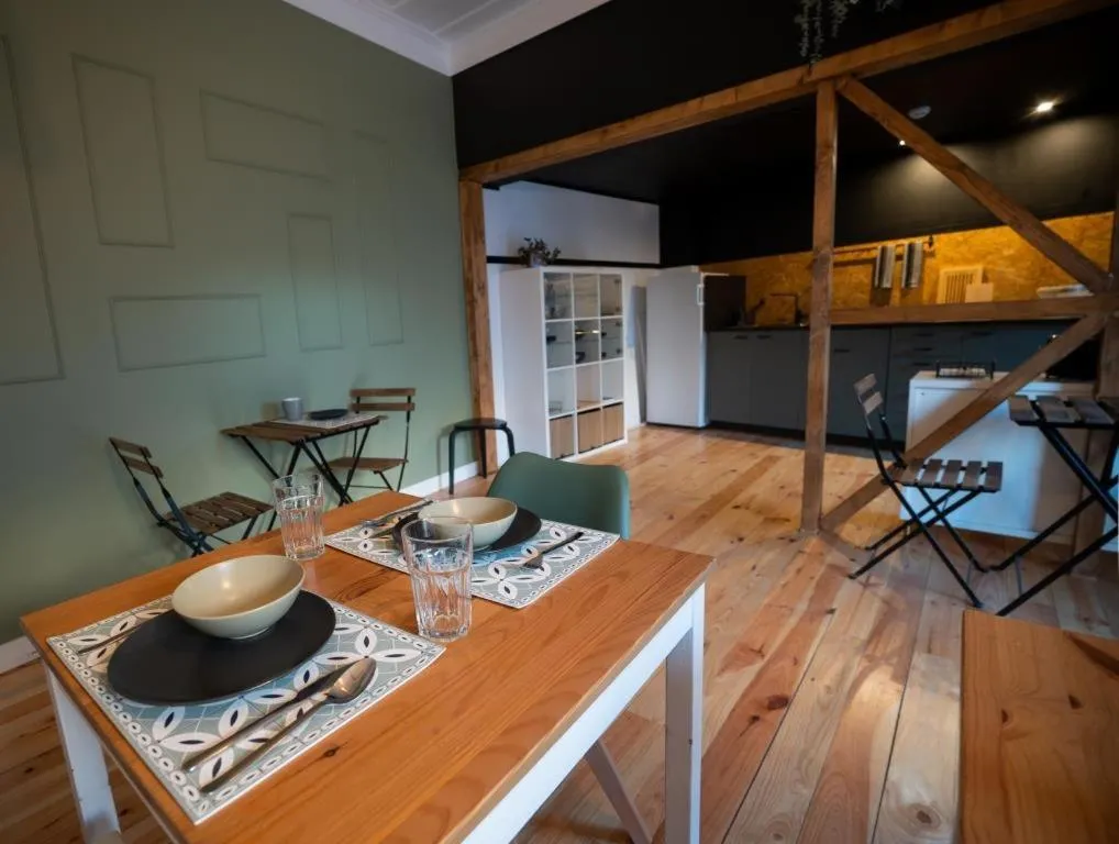 Kitchen or kitchenette in Inn Door 21 - Hostel & Suite