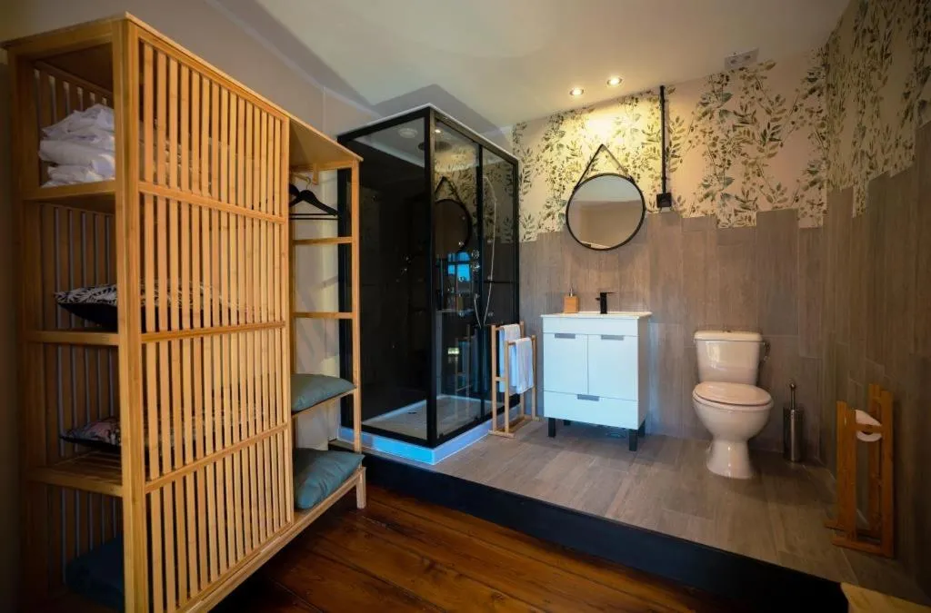 Shower in Inn Door 21 - Hostel & Suite
