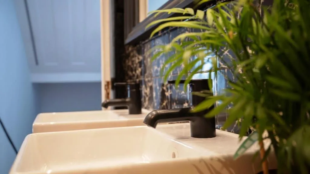 Bathroom in Inn Door 21 - Hostel & Suite