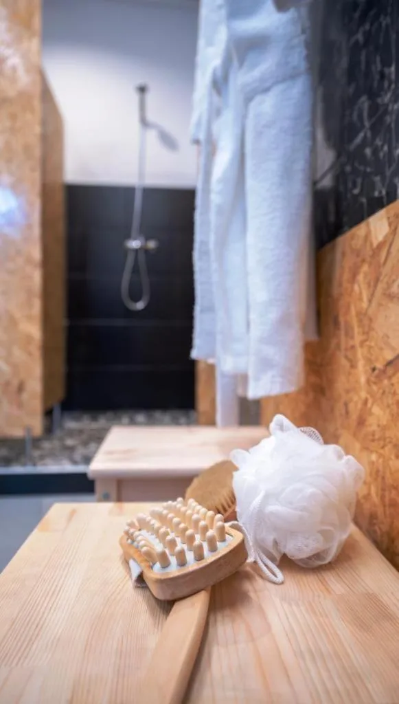 Shower in Inn Door 21 - Hostel & Suite