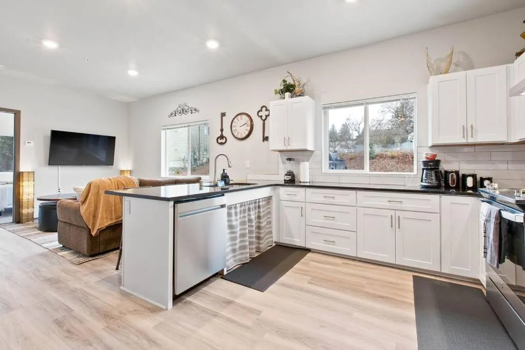 Full ADA Unit - 2 Bed 2 Bath Unit Near Downtown