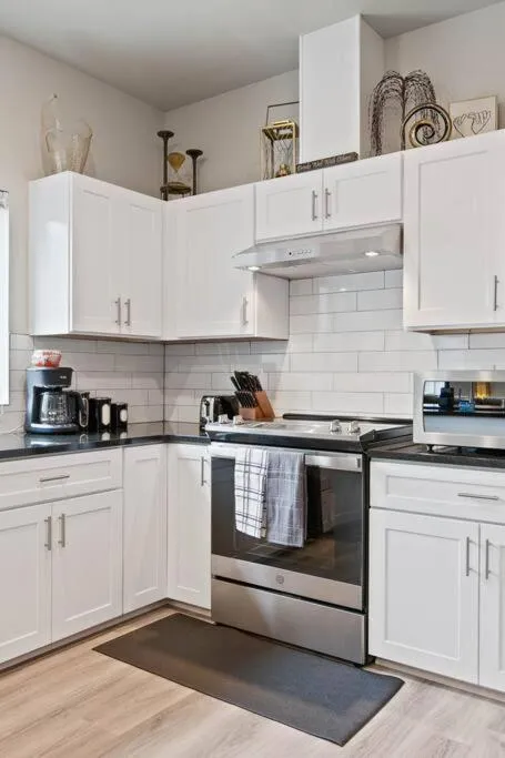 Full ADA Unit - 2 Bed 2 Bath Unit Near Downtown