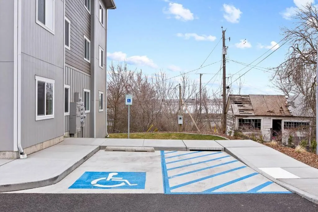 Full ADA Unit - 2 Bed 2 Bath Unit Near Downtown