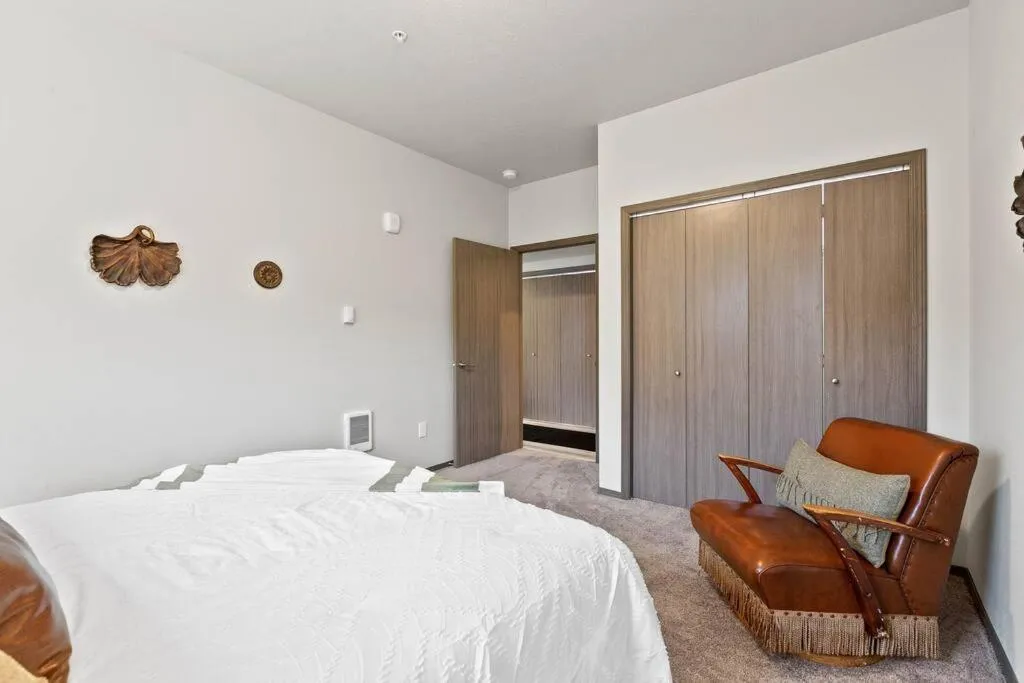 Bed in HUGE-Fun-Trendy Apt by Perry District & Downtown