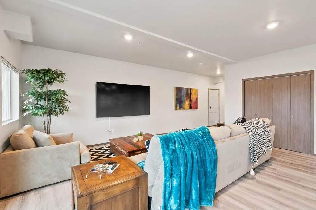 HUGE-Fun-Trendy Apt by Perry District & Downtown