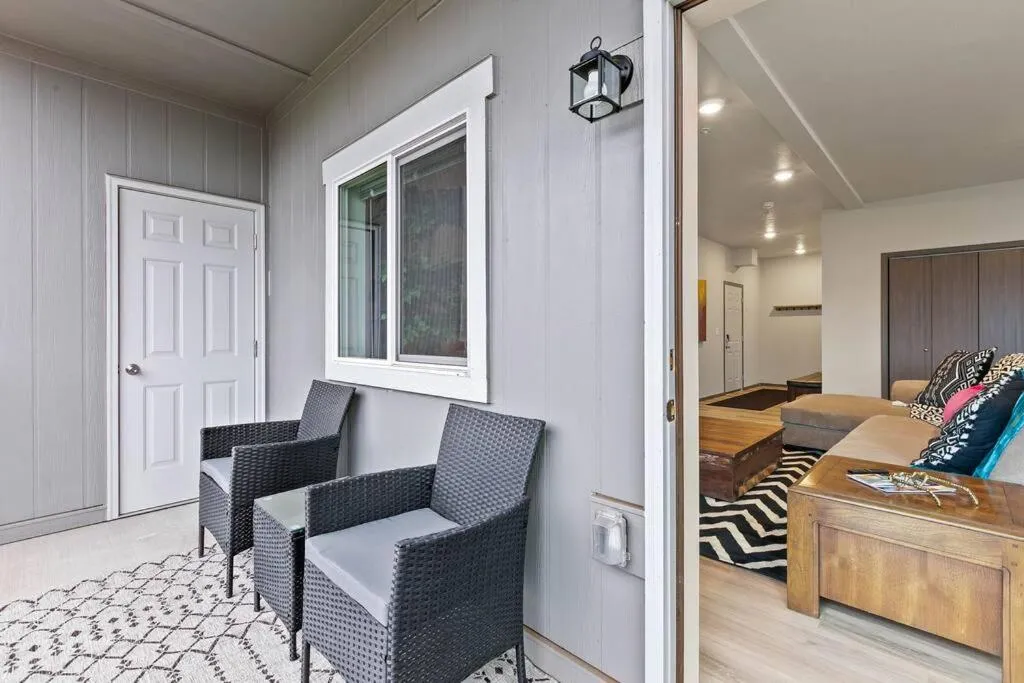 HUGE-Fun-Trendy Apt by Perry District & Downtown