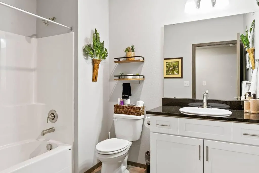 HUGE-Fun-Trendy Apt by Perry District & Downtown