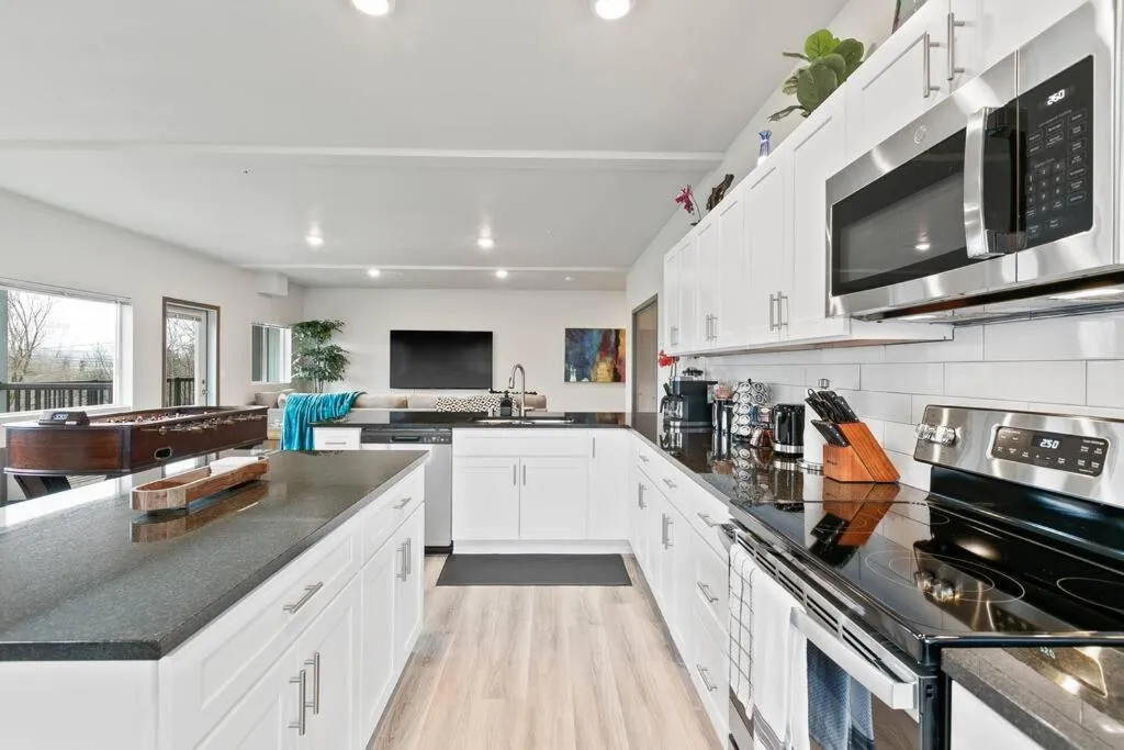 HUGE-Fun-Trendy Apt by Perry District & Downtown