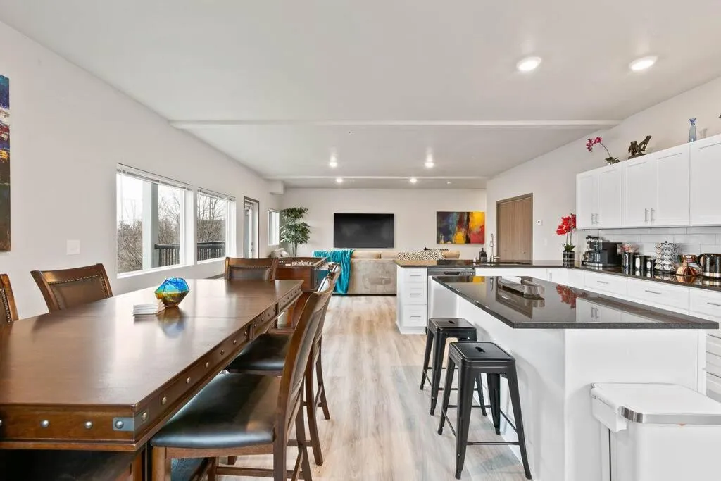 HUGE-Fun-Trendy Apt by Perry District & Downtown