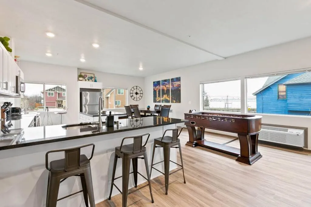 HUGE-Fun-Trendy Apt by Perry District & Downtown