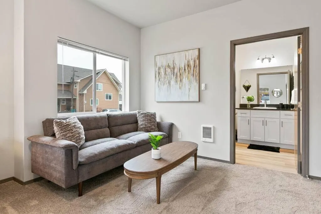 HUGE-Fun-Trendy Apt by Perry District & Downtown