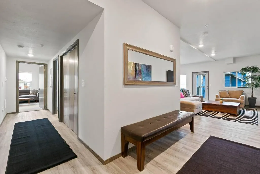 HUGE-Fun-Trendy Apt by Perry District & Downtown