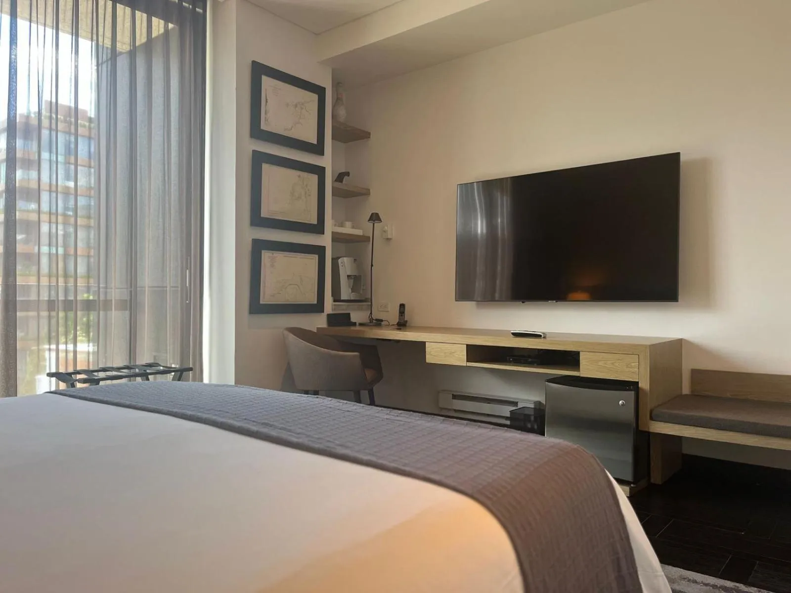 Communal lounge/ TV room, Bed in 8010 Urban Living- Luxury Home Experience