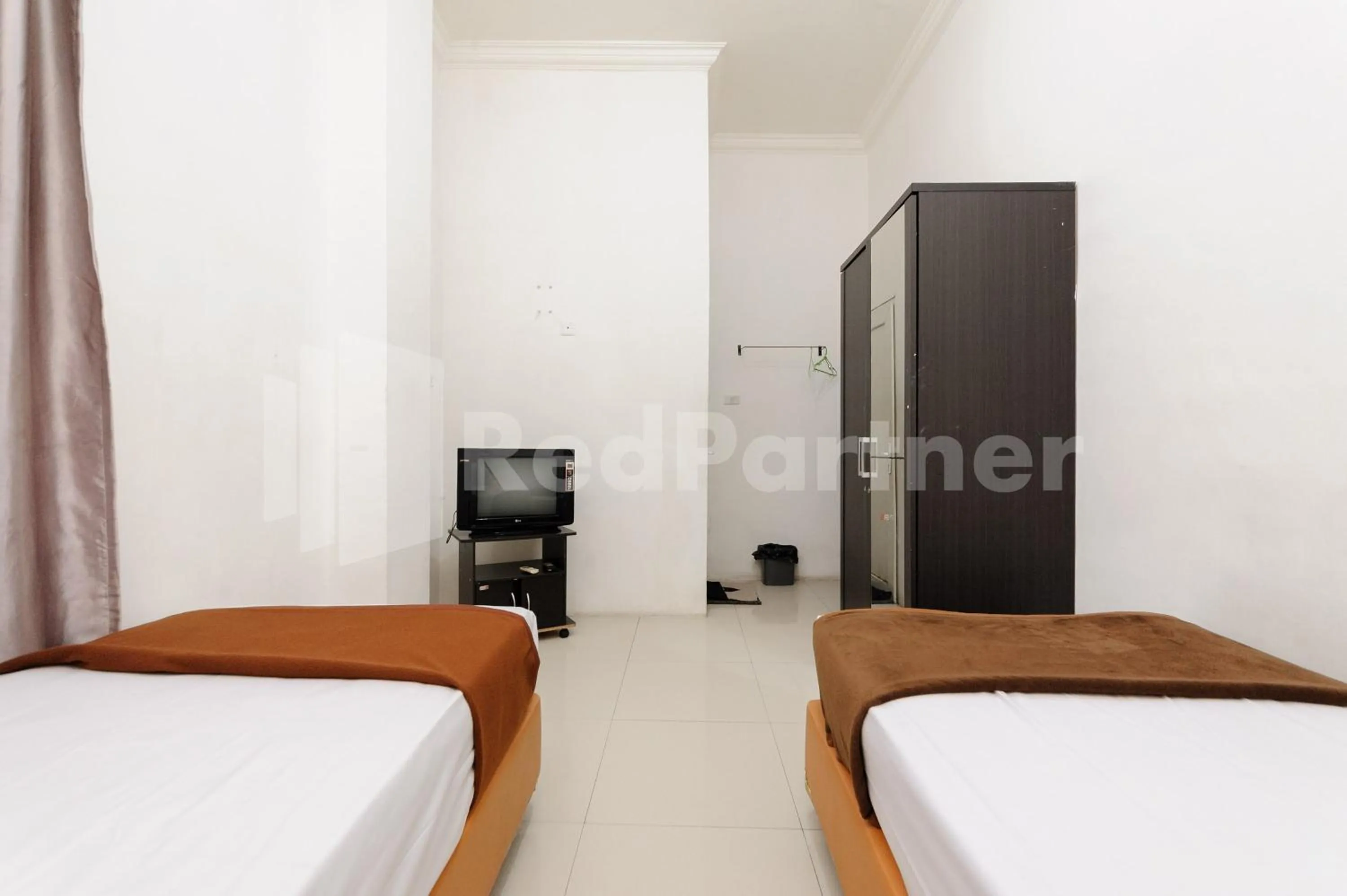 Bed in RedDoorz at Wisma Nabila Syariah near Masjid Raya Baiturrahman Banda Aceh