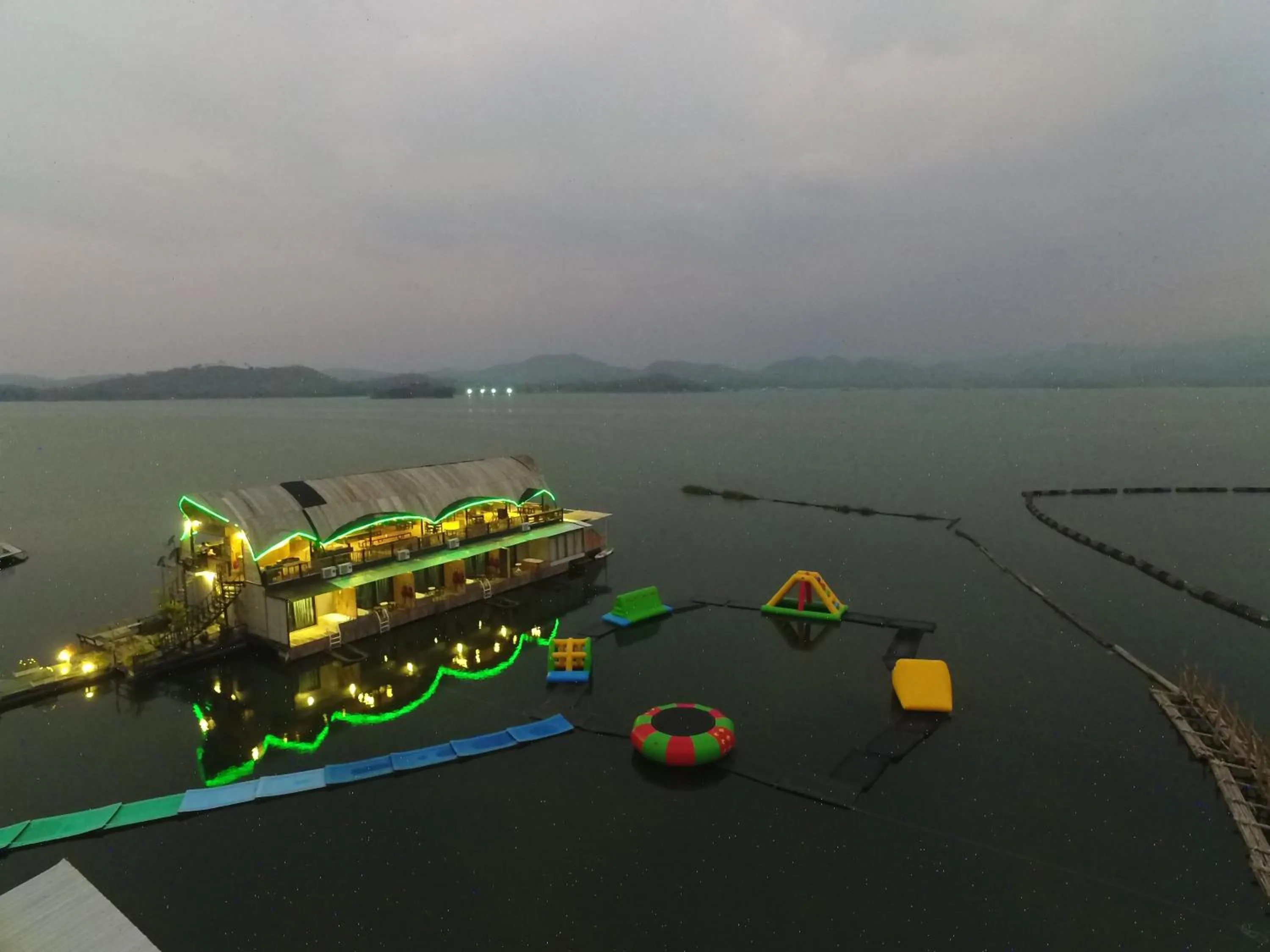 Aqua park in บ้านไร่ วรรณ วาลย์ รีสอร์ท