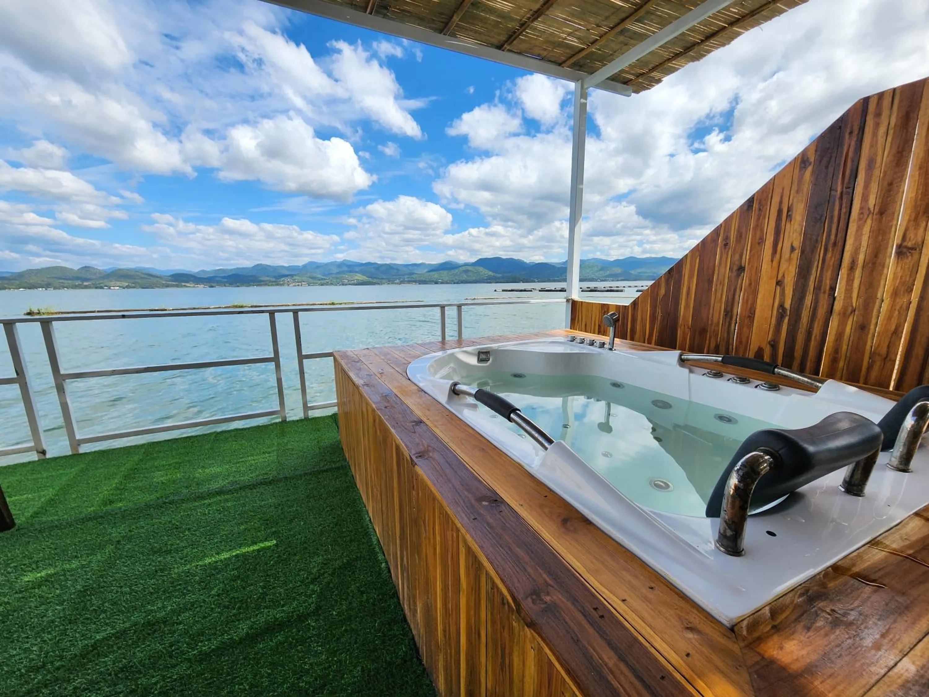Hot Tub in บ้านไร่ วรรณ วาลย์ รีสอร์ท