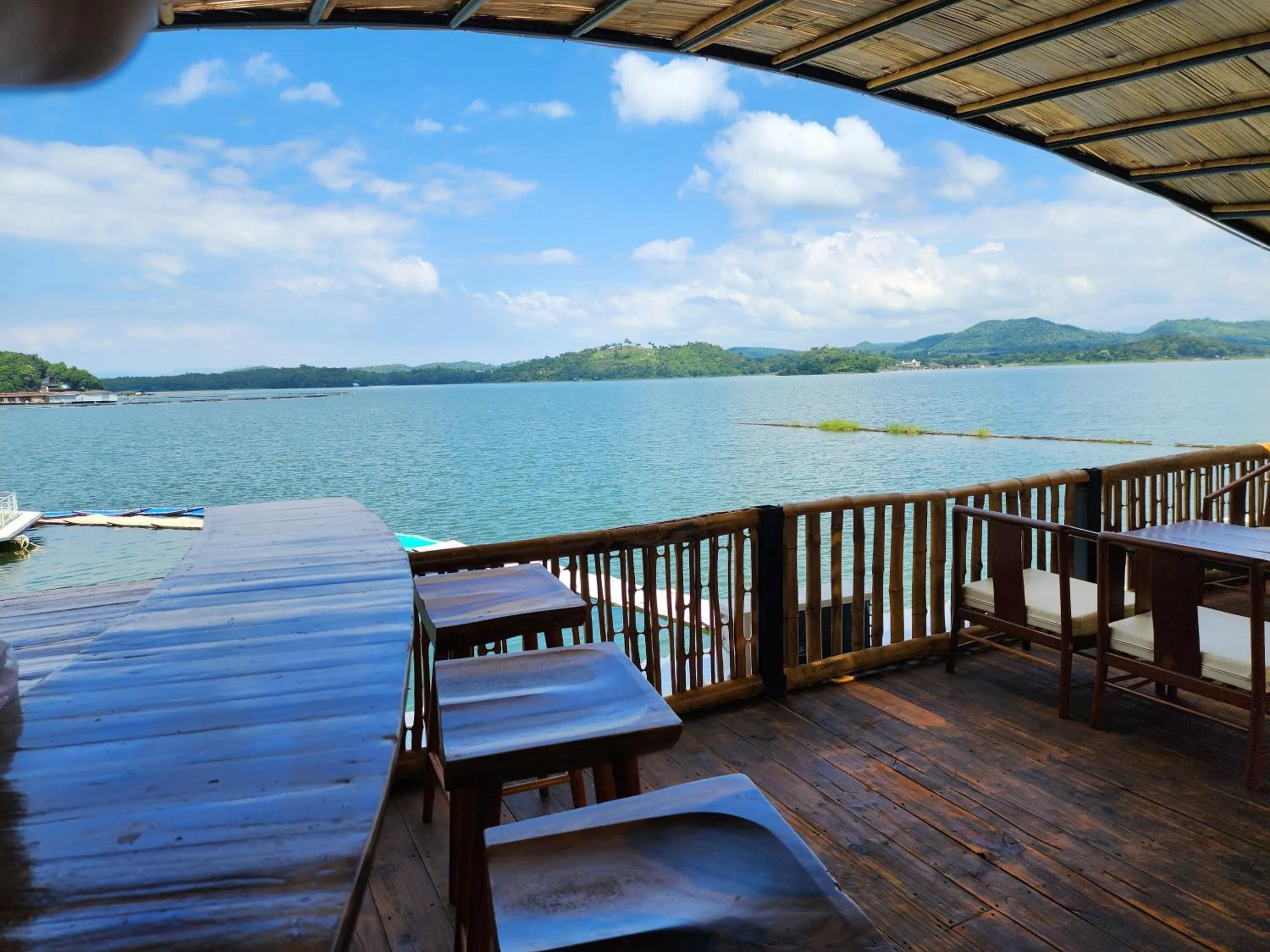 Restaurant/places to eat in บ้านไร่ วรรณ วาลย์ รีสอร์ท