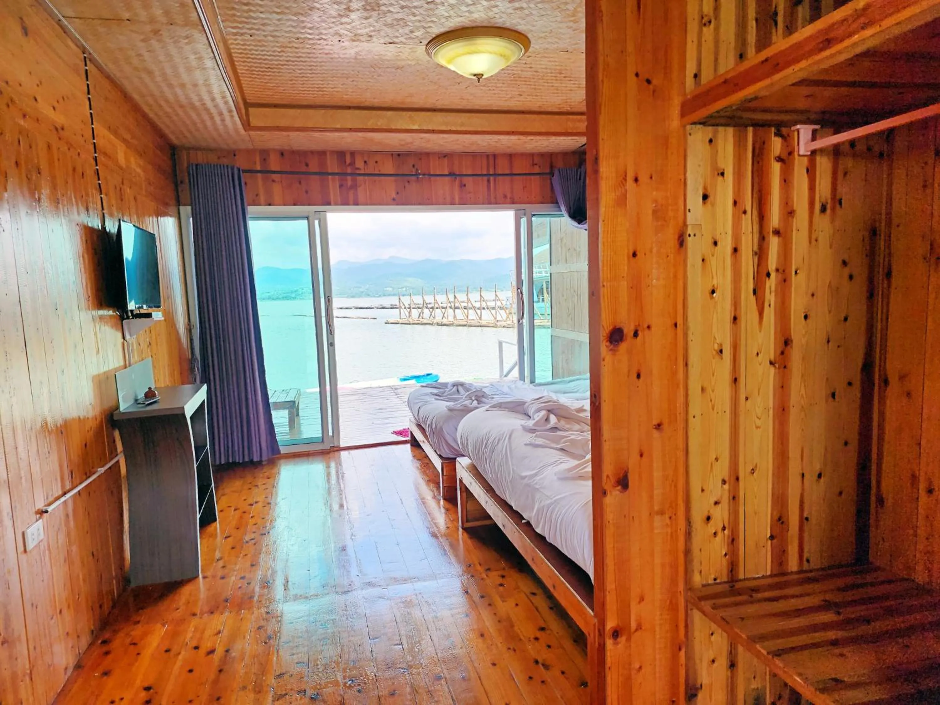 Photo of the whole room, Bed in บ้านไร่ วรรณ วาลย์ รีสอร์ท