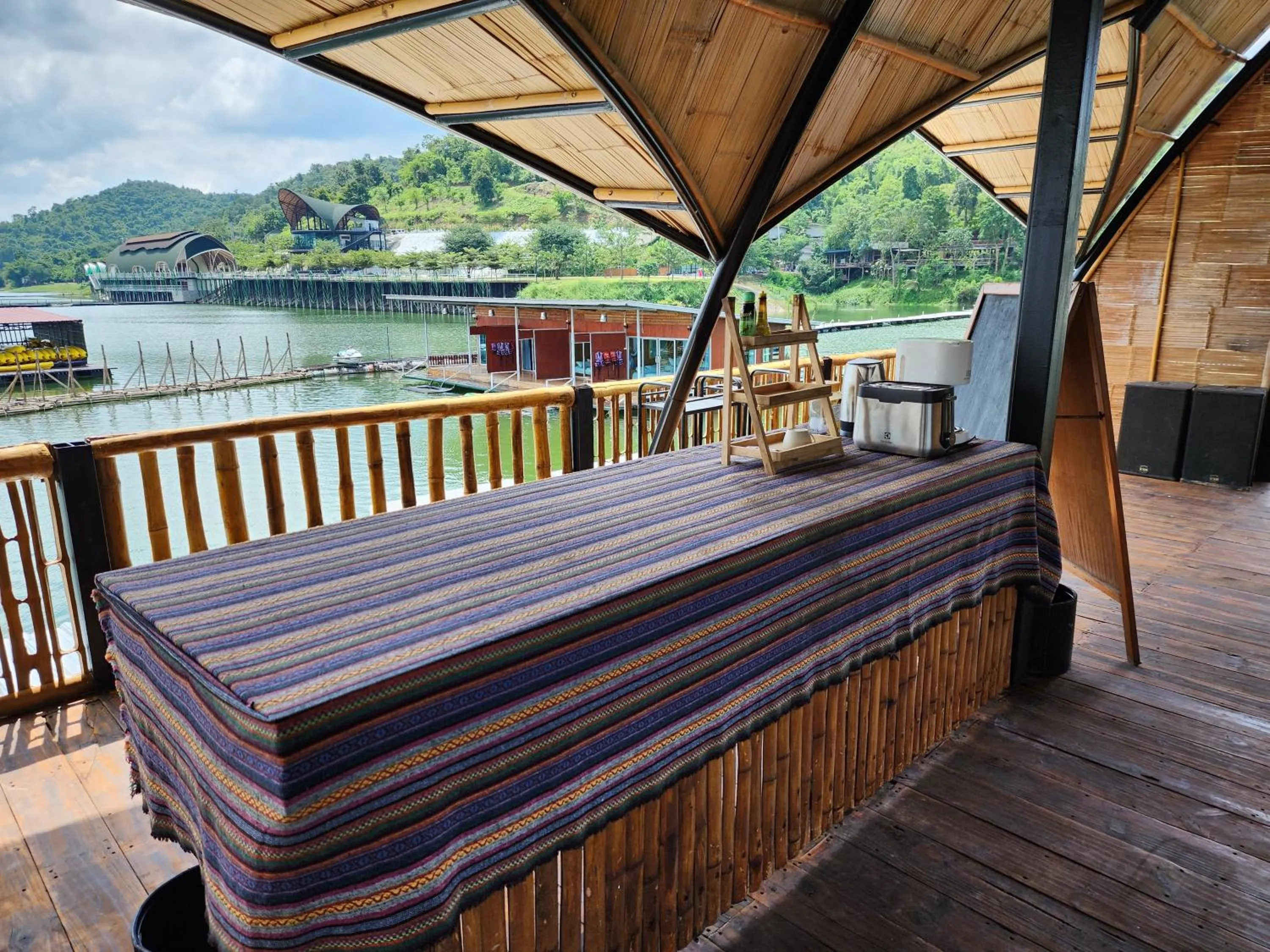 Restaurant/places to eat in บ้านไร่ วรรณ วาลย์ รีสอร์ท