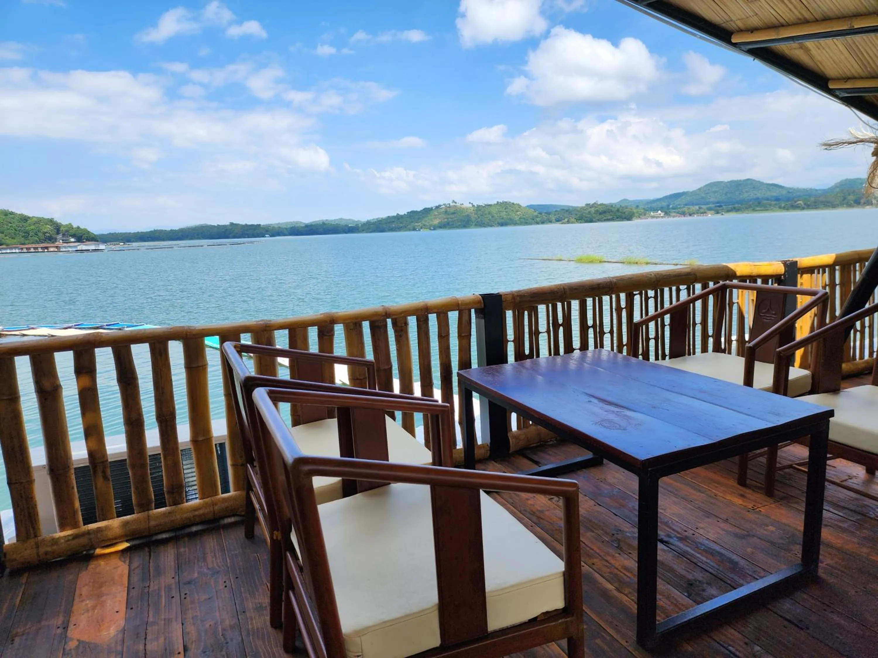 Restaurant/places to eat in บ้านไร่ วรรณ วาลย์ รีสอร์ท