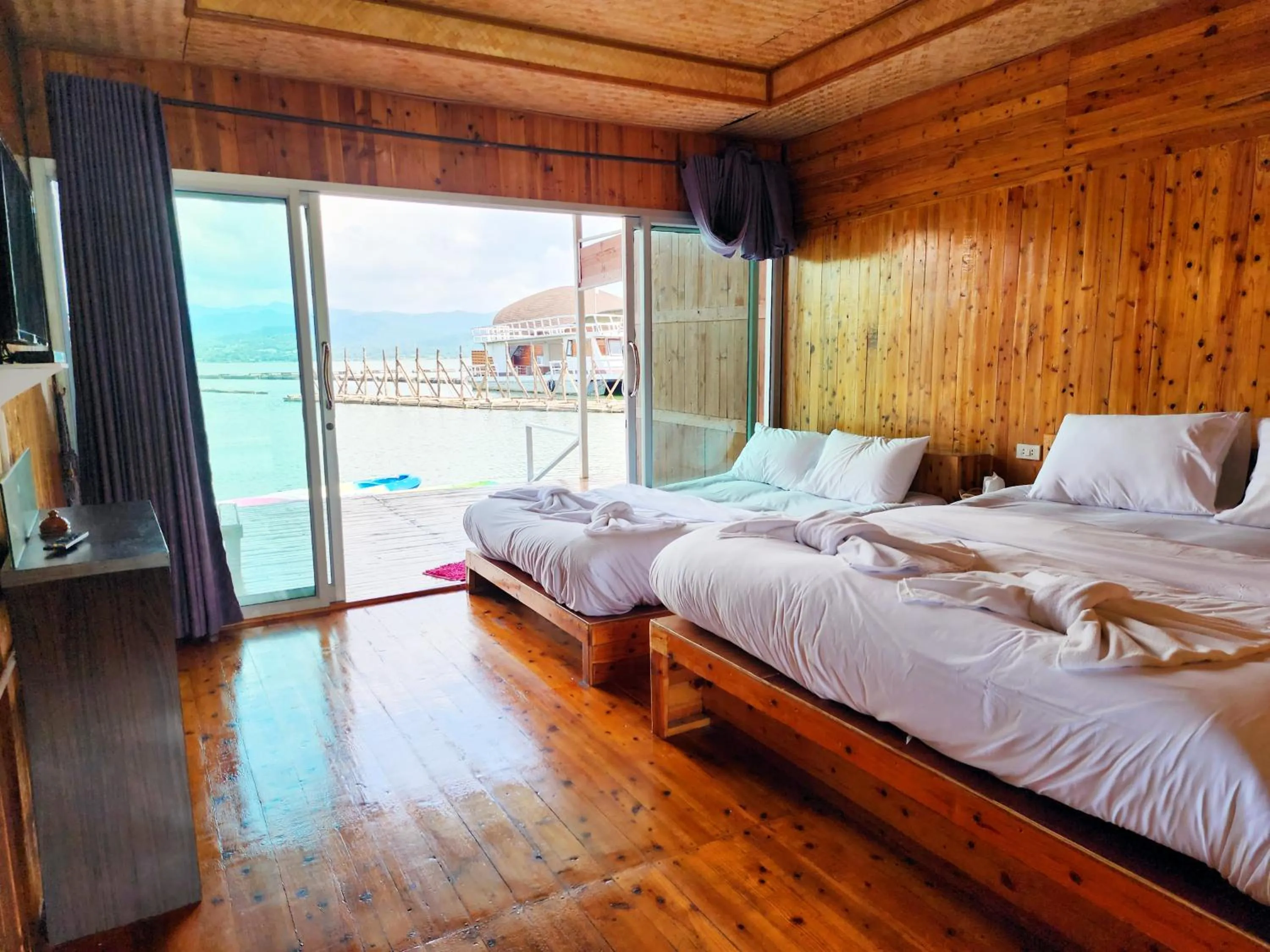 Bedroom, Bed in บ้านไร่ วรรณ วาลย์ รีสอร์ท