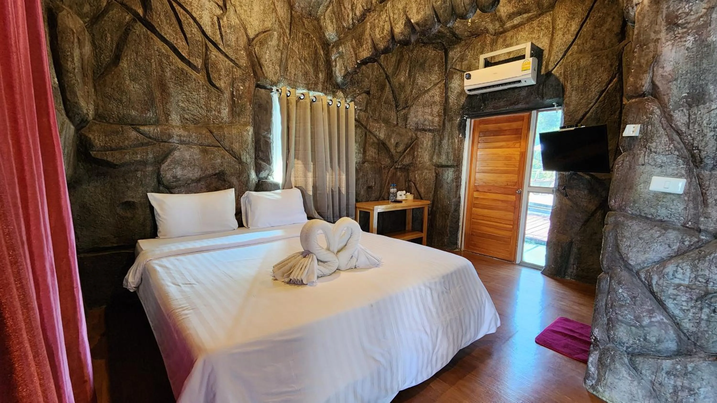 Bedroom, Bed in บ้านไร่ วรรณ วาลย์ รีสอร์ท