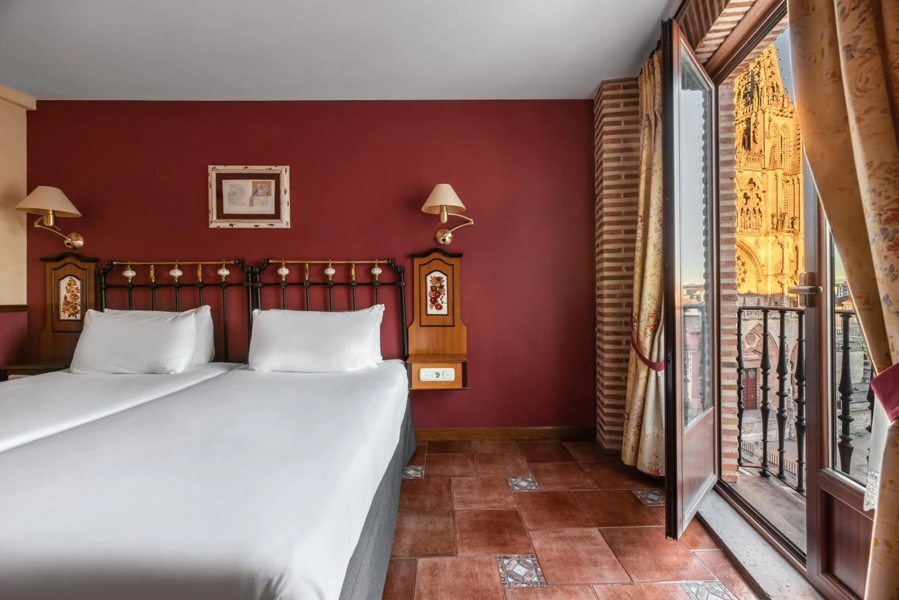 Photo of the whole room, Bed in Crisol Mesón del Cid