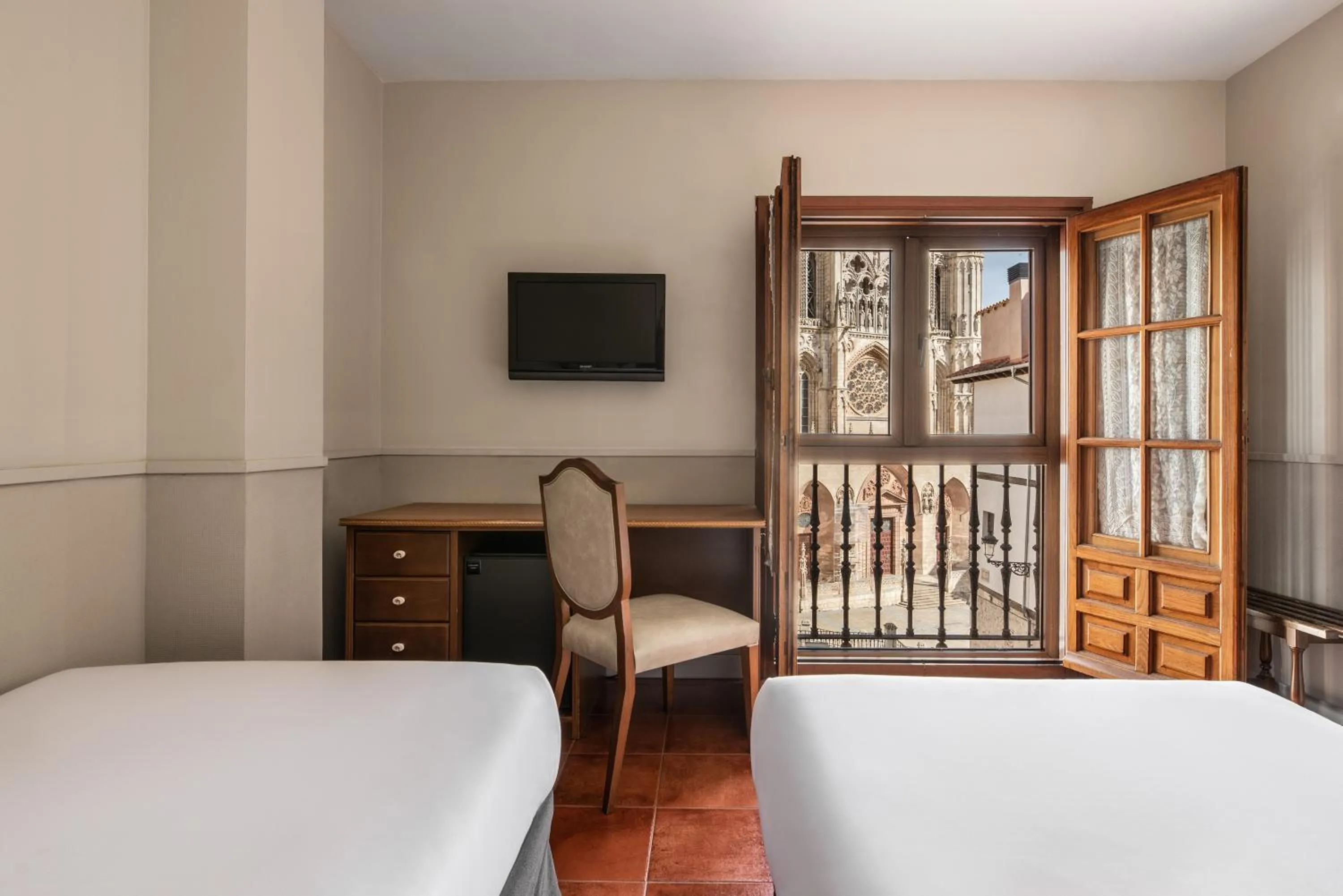 Property building, Bed in Crisol Mesón del Cid