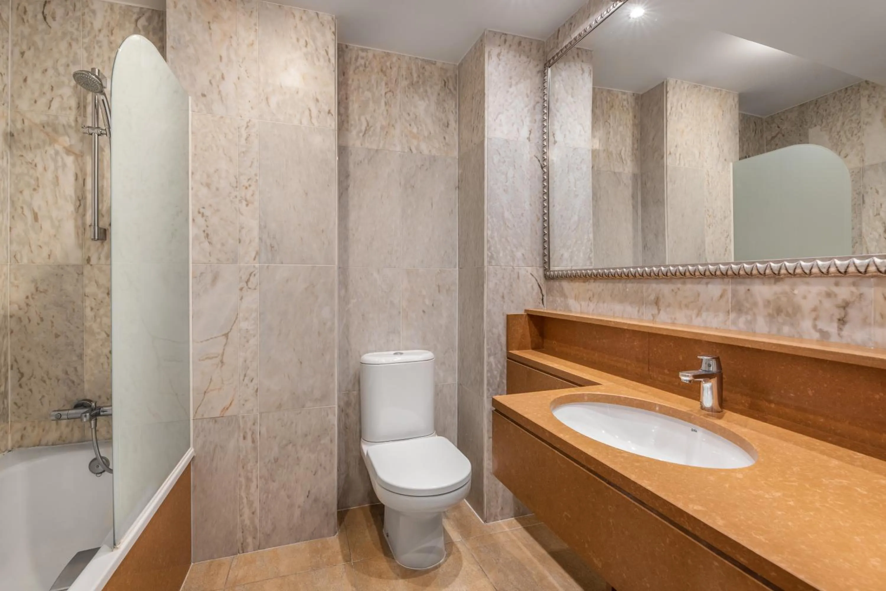 Bathroom in Crisol Mesón del Cid